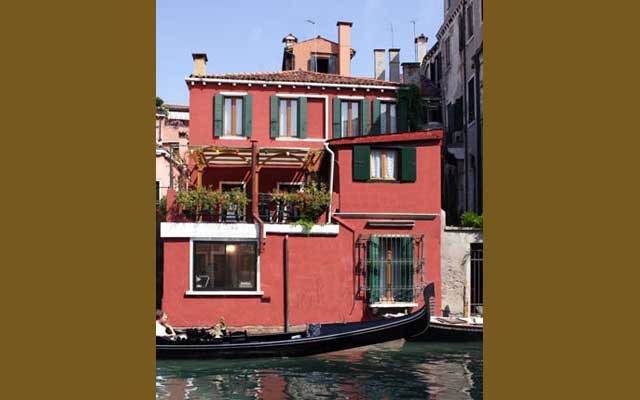 hotel dalla mora visto dal canale